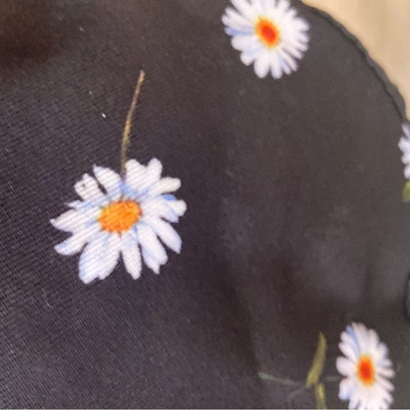 ALICE + OLIVIA Daisy Design Reversible Bucket Hat - Picture 5 of 9